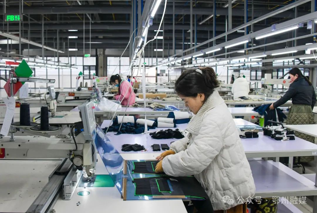 龙行龘龘！鄂州“智造”拼出大市场，一件衣服卖向全球
