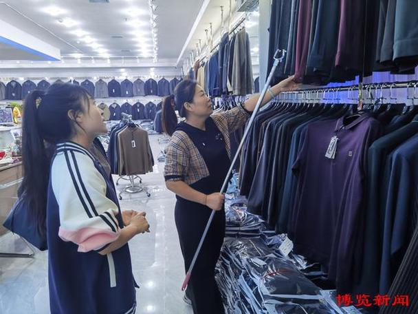 淄川服装城 服装销售迎旺季，市场商户出货忙
